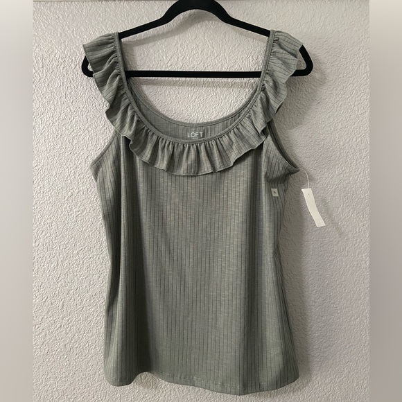 🆕LOFT heathered gray ruffle neckline tank - Picture 2 of 7